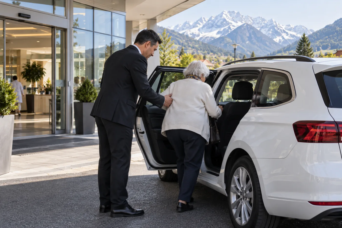 Chauffeur de VSL aidant une patiente âgée à monter dans un véhicule sanitaire devant un hôpital